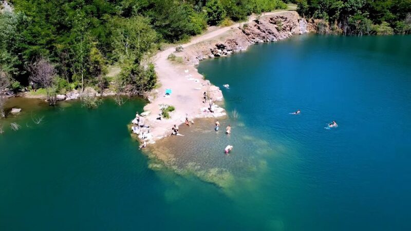 Ledinačko jezero na obroncima Fruške gore slikano sa dronom