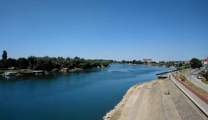 Reka Sava kod sremske Mitrovice slikana sa mosta na Savi