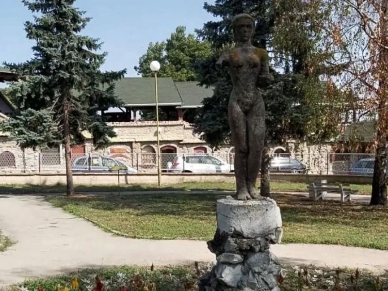 spomenik pesnikinji Milici Stojadinović
