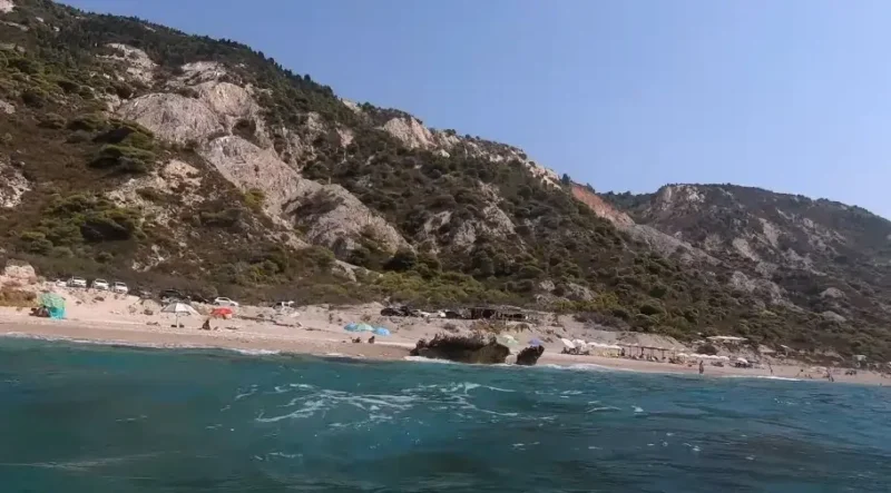 pogled sa mora na pescanu obalu