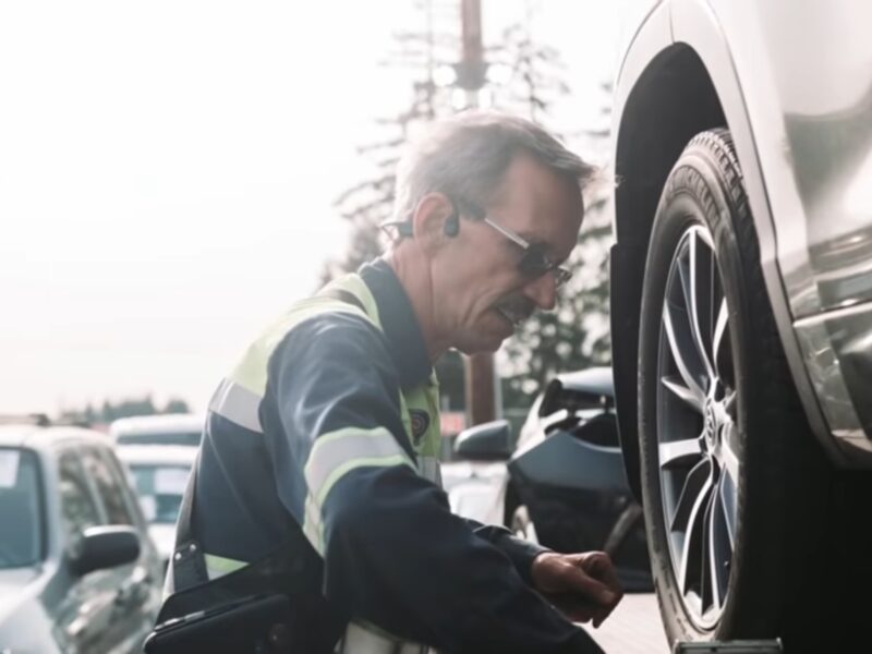 Kačenje automobila i priprema za šlepanje