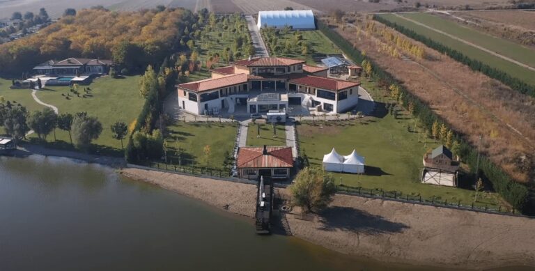 Vila Novaka Đokovića na Pavlovačkom jezeru
