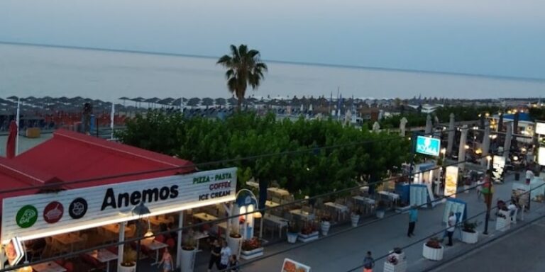 Pogled na primorsku šetalište sa restoranom 