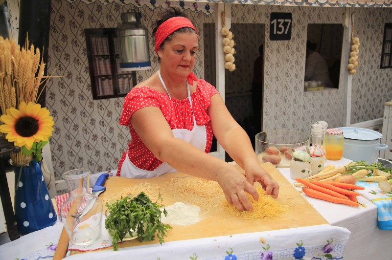 Priprema domaće supe sa rezancima na Gastro Srem manifestaciji