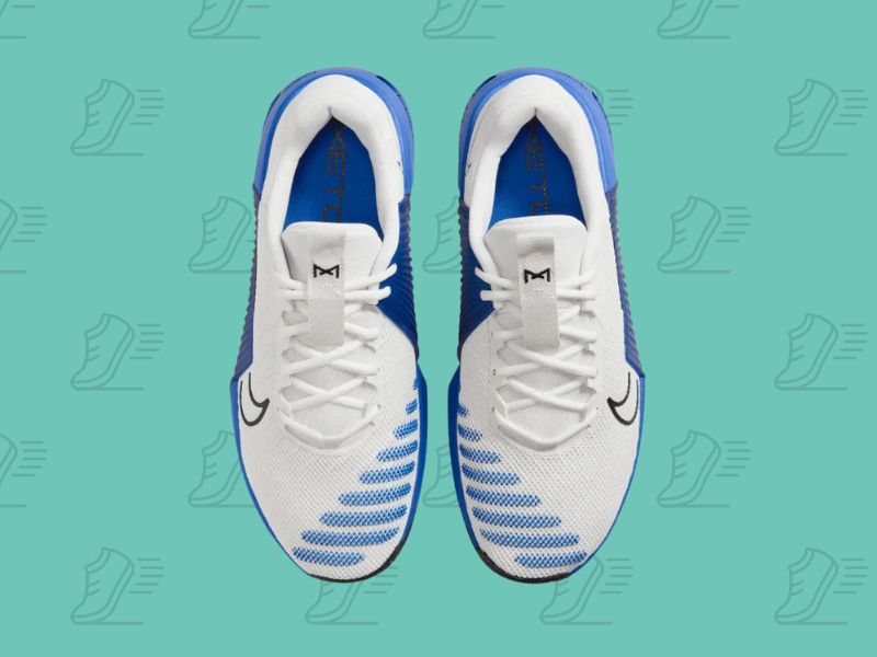Pogled odozgo na par belih i plavih Nike Metcon 9 patika – obuća dizajnirana za stabilnost i funkcionalni trening.