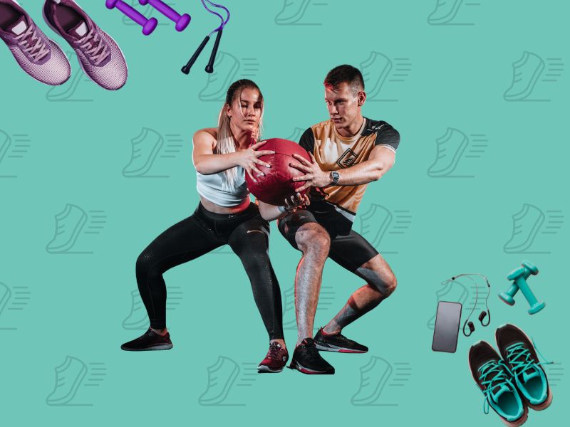 Muškarac i žena izvode funkcionalnu vežbu s medicinkom u teretani – u sportskoj opremi i patikama na pastelnoj podlozi sa opremom.