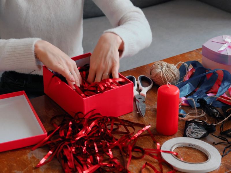devojka pravi diy poklon za drugaricu