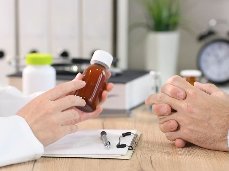 doktor prepisuje sirup za suvi kašalj