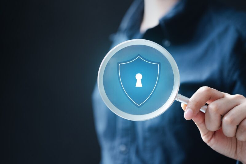 osoba drži lupu u ruci u kojoj je preikaz sigurnosne zaštite