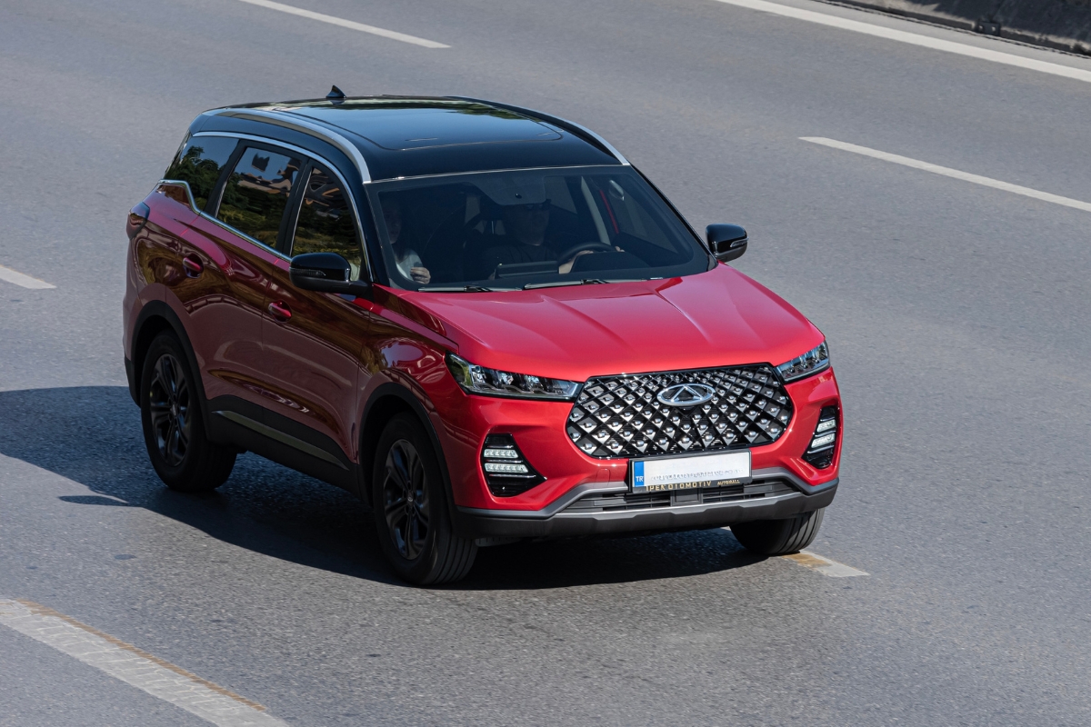 momak vozi automobil na autoputu