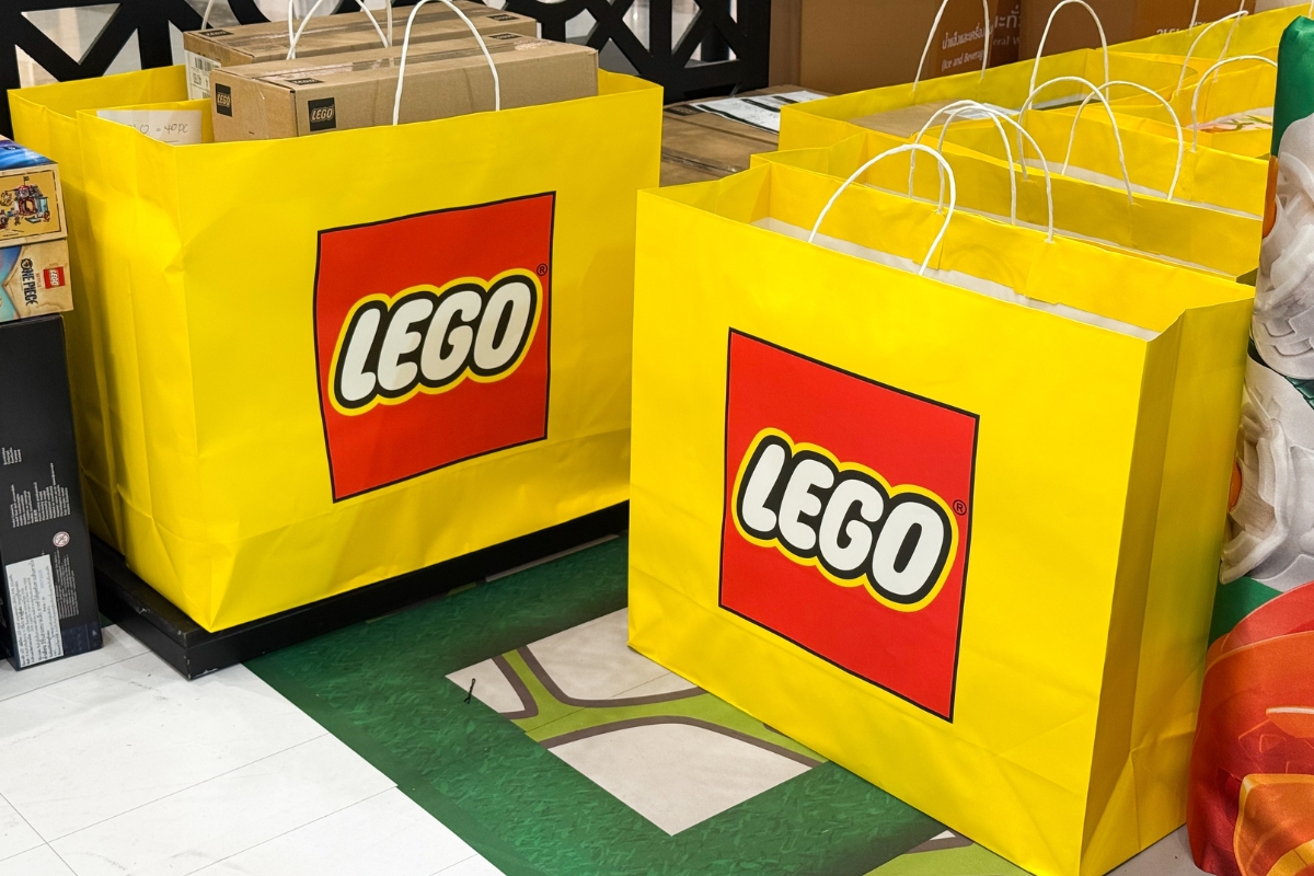 prikaz lego kesa na podu sa lego setovima u kesama