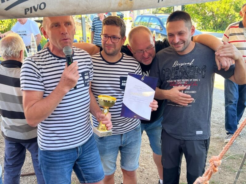 Članovi ekipe Čemšenik iz slovenije, na takmičenju za najbolju rakiju u Pranjanima 2025