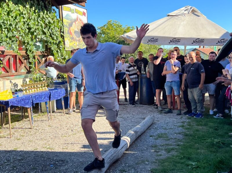 Čuveni prelazak grede, najprepoznatljivija takmičarska disciplina rakijade u Pranjanima