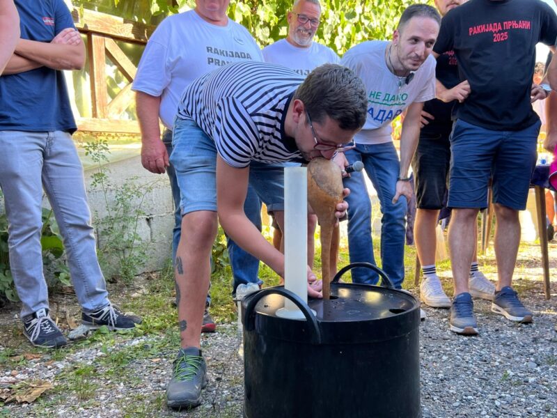Izvlačenje nategom, jedna od disciplina takmičenja u ispijanju