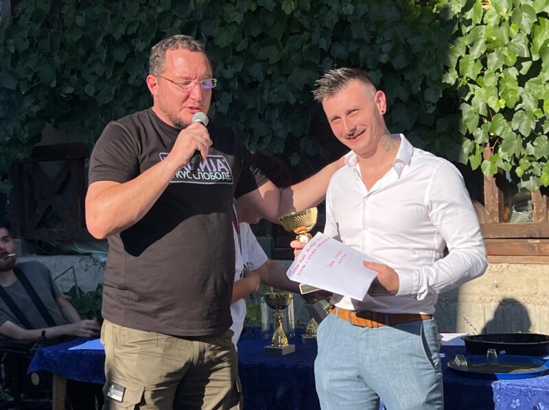 Nemanja Stevanović, predsednik komisije izbora za najbolju rakiju i predsednik žirija za takmičenje u ispijanju, sa Jovanom Gojkovićem iz Gornje Trepče