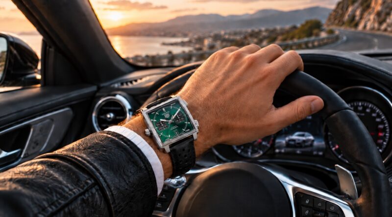Muški sat inspirisan automobilskim svetom na ruci vozača za volanom